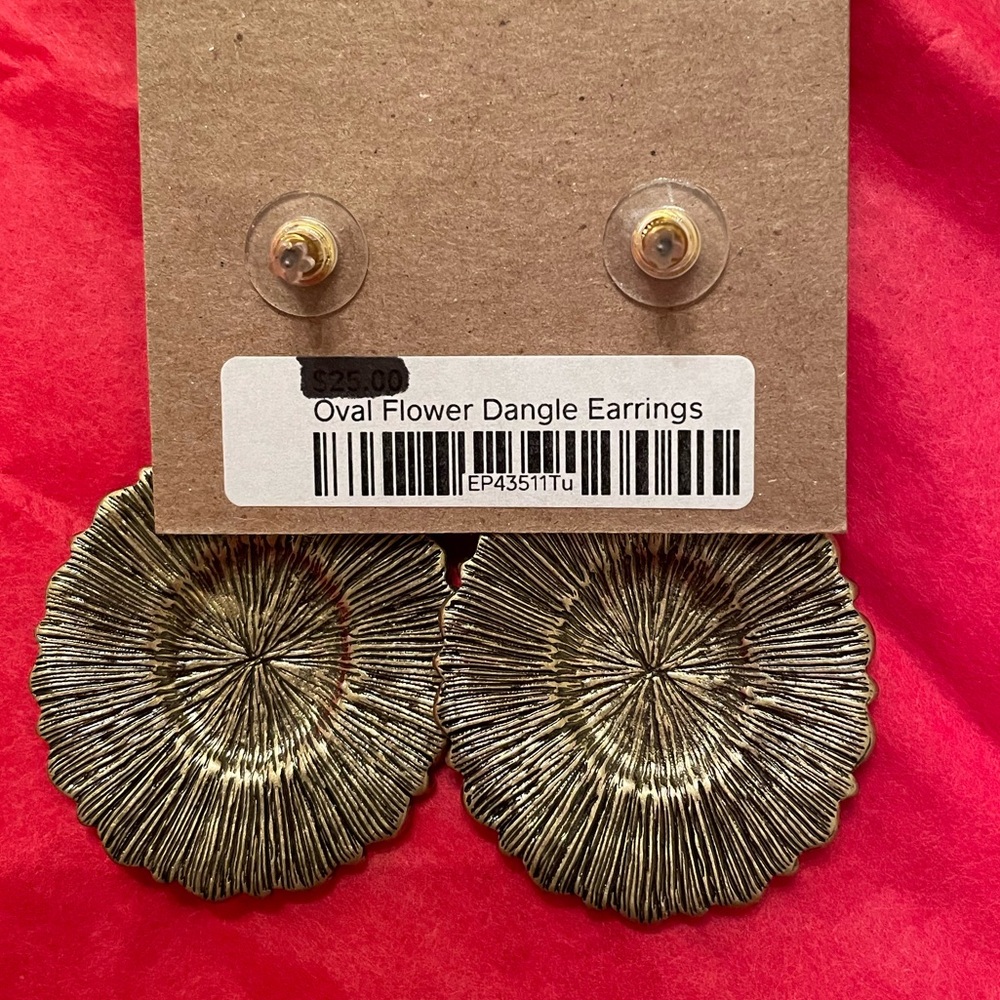❌SOLD❌
Earrings, Oval Flower Dangle - Picture 5 of 5